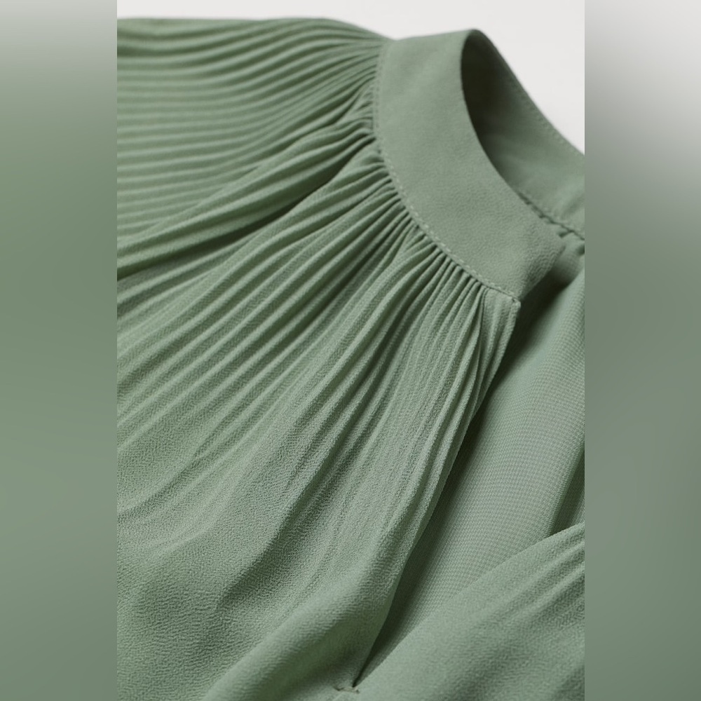 Cracker Barrel Boutique Sage Green Pleated Women's Blouse Size Small - Picture 3 of 16